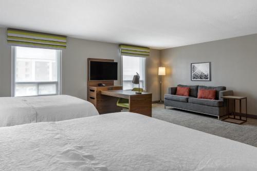 2 queen beds, 1 sofa bed