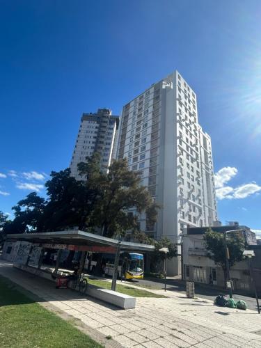 Departamento de dos dormitorios con cochera a metros de Bv Pellegrini