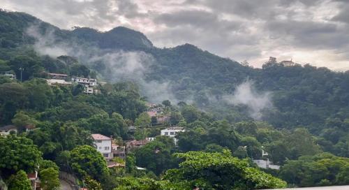 Casa com vista livre para o Cristo na zona sul in Cosme Velho