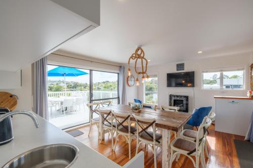 Kitchen, Kiwi House Waiheke in Waiheke Island