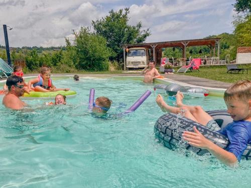 泳池, Hébergements insolites avec piscine au cœur de la nature dans un domaine familial (Hebergements insolites avec piscine au cœur de la nature dans un domaine familial) in 戈迪
