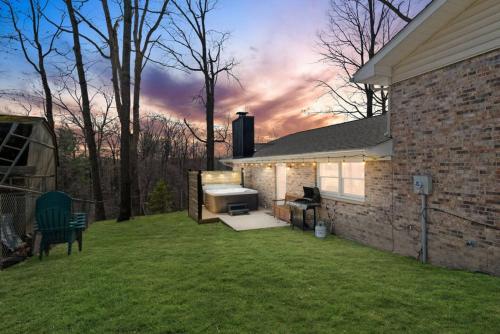 Sleep16-Close2NRG-KingBed-GameRm-HotTub-FencedYard in Oak Hill 