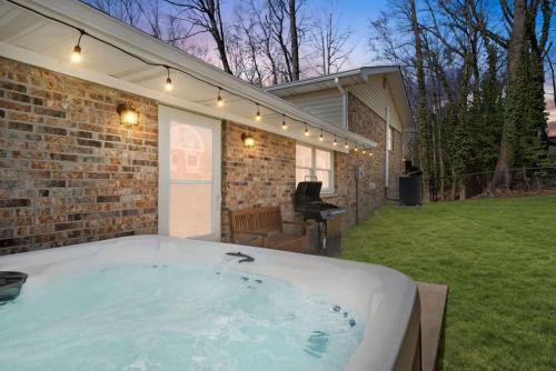 Sleep16-Close2NRG-KingBed-GameRm-HotTub-FencedYard in Oak Hill 