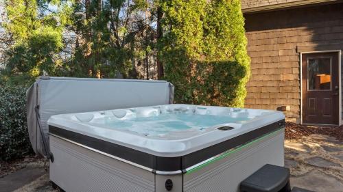 Sunset Shores Resort by AvantStay Private Beach in Mooresville, USA