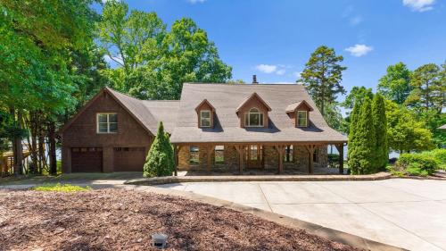 Sunset Shores Resort by AvantStay Private Beach in Mooresville, USA