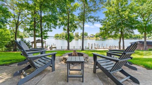Sunset Shores Resort by AvantStay Private Beach in Mooresville, USA