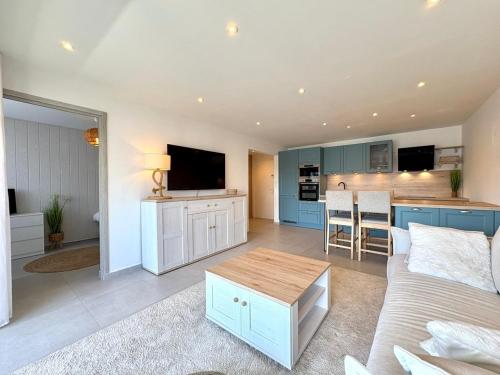 Beautiful 3-bedroom - Walking distance to beaches - Swimming pool - Parking