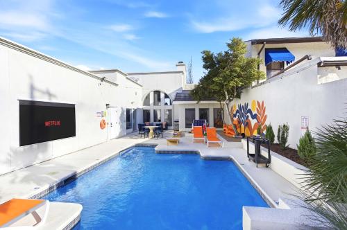 Outdoor Oasis - Poolside Movie Nights - Sleeps 16 – khách sạn tại Balcones Heights