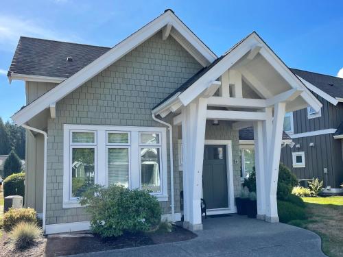 Qualicum Landing Beachside Home in Qualicum Bay (BC)