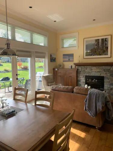 Qualicum Landing Beachside Home in Qualicum Bay (BC)