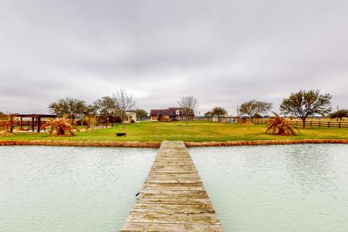 Blessing Farmhouse with Farm Views and Outdoor Living in Palasiosa (TX)