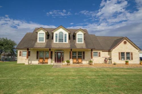 Blessing Farmhouse with Farm Views and Outdoor Living in Palasiosa (TX)