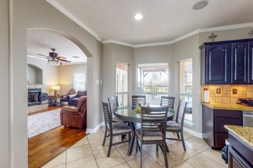 Blessing Farmhouse with Farm Views and Outdoor Living in Palasiosa (TX)