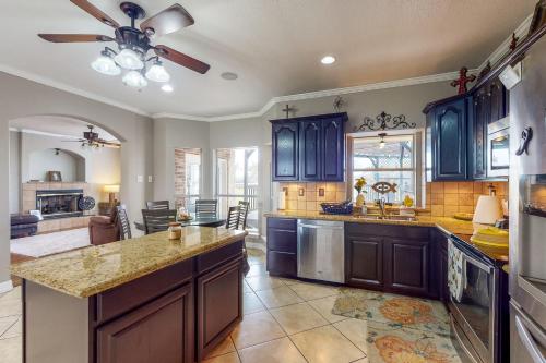 Blessing Farmhouse with Farm Views and Outdoor Living in Palasiosa (TX)