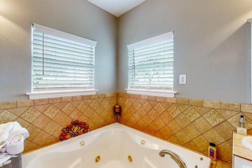 Blessing Farmhouse with Farm Views and Outdoor Living in Palasiosa (TX)