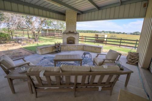 Blessing Farmhouse with Farm Views and Outdoor Living in Palasiosa (TX)