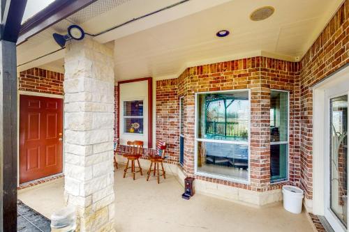 Blessing Farmhouse with Farm Views and Outdoor Living in Palasiosa (TX)