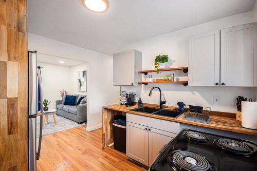 Cozy Luxe 2BR Apartment • Free Parking •Birmingham – khách sạn tại Evergreen