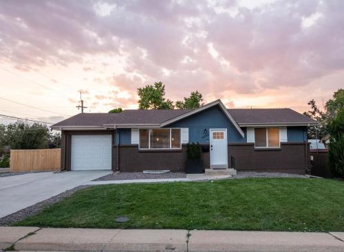Private Upper Unit Home, Pet Friendly, Min to DT, Arvada