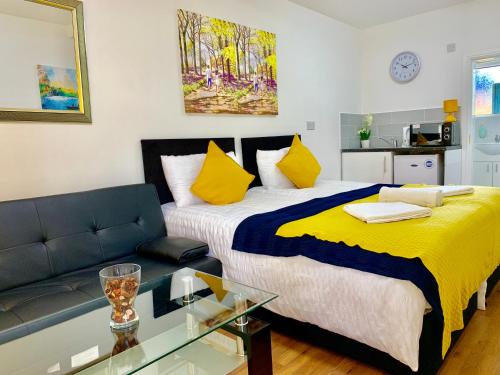 London Studio Apartments, Private Bathroom, Kitchenette, Parking, NP2, Londýn