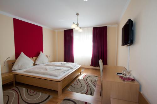 1 king bed, 1 sofa bed