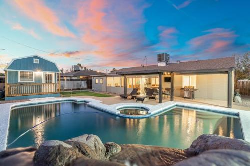 5BR Pool Games Mini Putt BBQ Patio & Firepit – khách sạn tại Nam Glendale