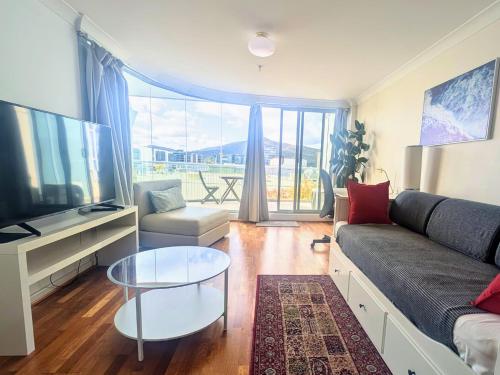 Dana-Central Apartment with Mount Ainslie Views - Canberra
