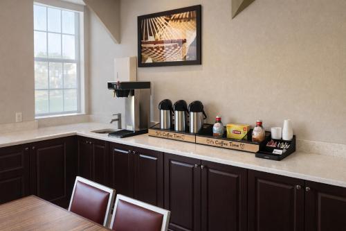 Howard Johnson by Wyndham Lake City - image 34