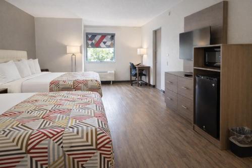 Howard Johnson by Wyndham Lake City - image 21