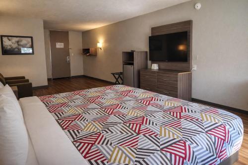 Howard Johnson by Wyndham Lake City - image 23