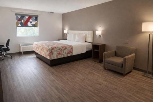 Howard Johnson by Wyndham Lake City - image 16