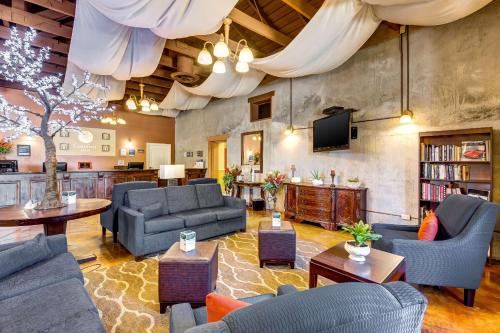大堂, 波莫納凱富酒店-近費爾普萊斯 (Comfort Inn Pomona near Fairplex) in 波莫納