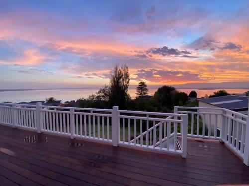 Dog friendly home with spectacular views of Lake Illawarra – khách sạn tại Primbee
