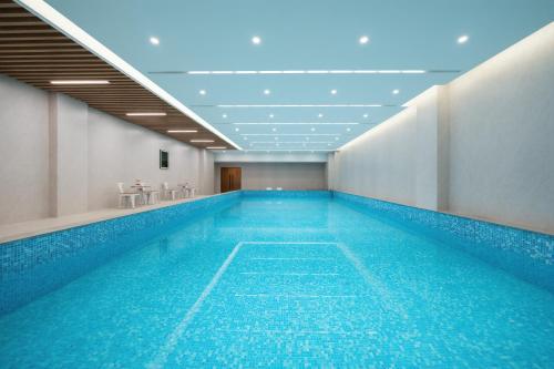 Úszómedence, 上海悦来度假酒店Shanghai Joy International Resort Hotel in Sanghaji Int'l Tourism Resort és Disney Land