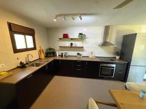 Nature hideaway with private pool, garden & sauna 40 min to City Malaga in Montes de Malaga