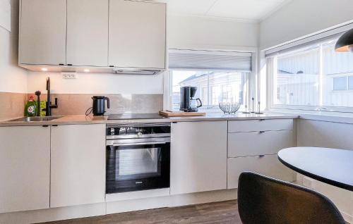 kök, Beautiful Home In Varberg With House Sea View in Getterön
