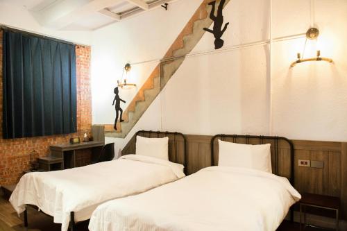 Standard Twin Room image 10