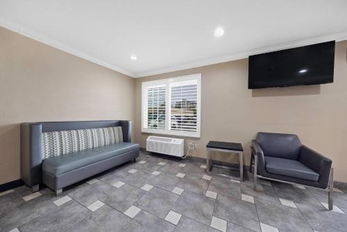 Econo Lodge Inn & Suites Escondido Downtown - image 22