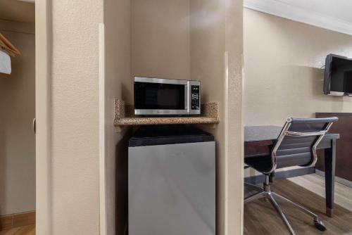 Econo Lodge Inn & Suites Escondido Downtown - image 34