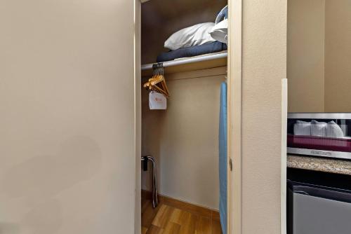 Econo Lodge Inn & Suites Escondido Downtown - image 30