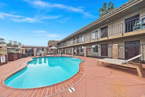 Econo Lodge Inn & Suites Escondido Downtown in Escondido, USA