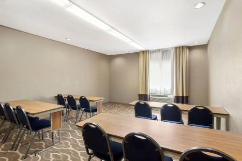 Comfort Suites Brenham - image 40
