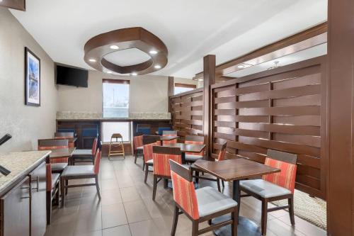 Comfort Suites Brenham - image 32
