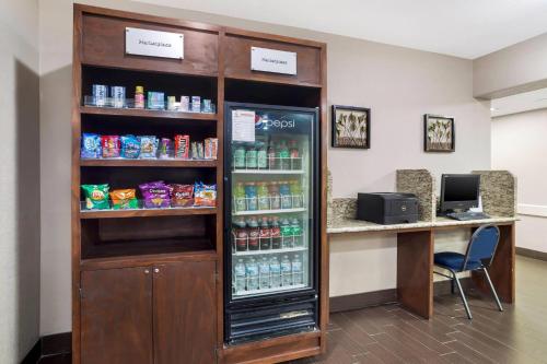 Comfort Suites Brenham - image 22