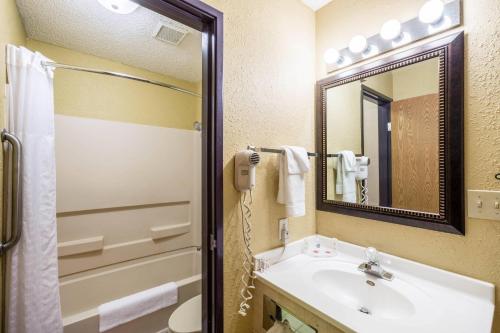 Quality Inn Scottsbluff - image 24