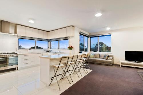 Kitchen, Serenity Guest House near Arthurs Seat Summit