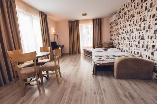 Avenue Deluxe Hotel - image 2