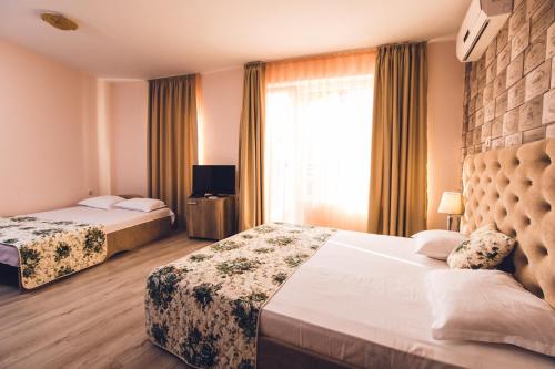 Avenue Deluxe Hotel - image 8