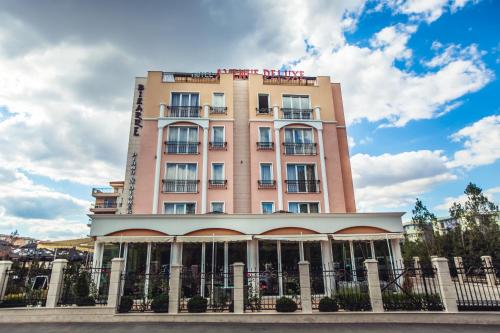 Avenue Deluxe Hotel - main image