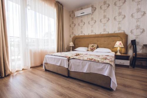 Double or Twin Room image 5